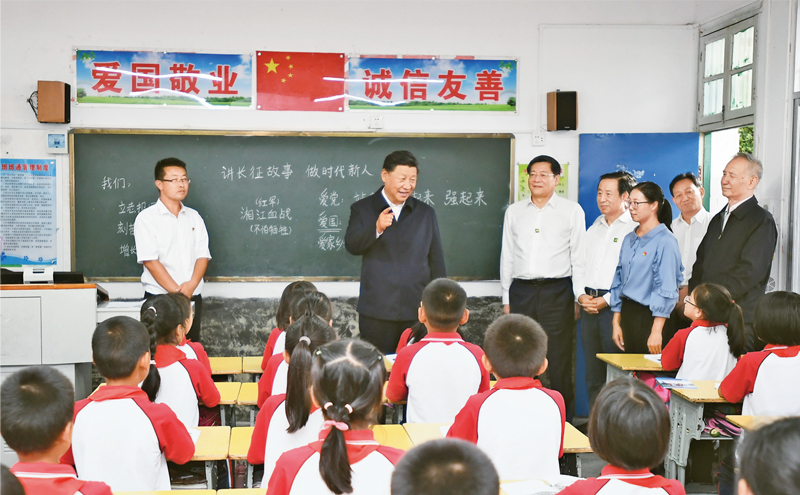 2020年9月16日至18日，中共中央總書(shū)記、國(guó)家主席、中央軍委主席習(xí)近平在湖南考察。這是16日下午，習(xí)近平在郴州市汝城縣文明瑤族鄉(xiāng)第一片小學(xué)，同正在上思政課的同學(xué)們親切交流。 新華社記者 謝環(huán)馳/攝