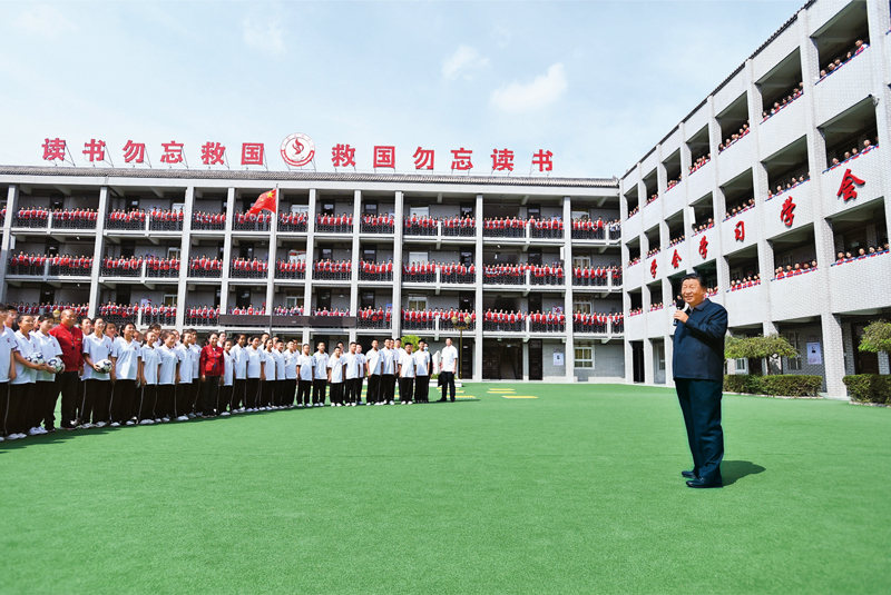 2021年9月13日至14日，中共中央總書(shū)記、國(guó)家主席、中央軍委主席習(xí)近平在陜西省榆林市考察。這是14日上午，習(xí)近平在綏德實(shí)驗(yàn)中學(xué)考察時(shí)，同師生親切交流。 新華社記者 謝環(huán)馳/攝